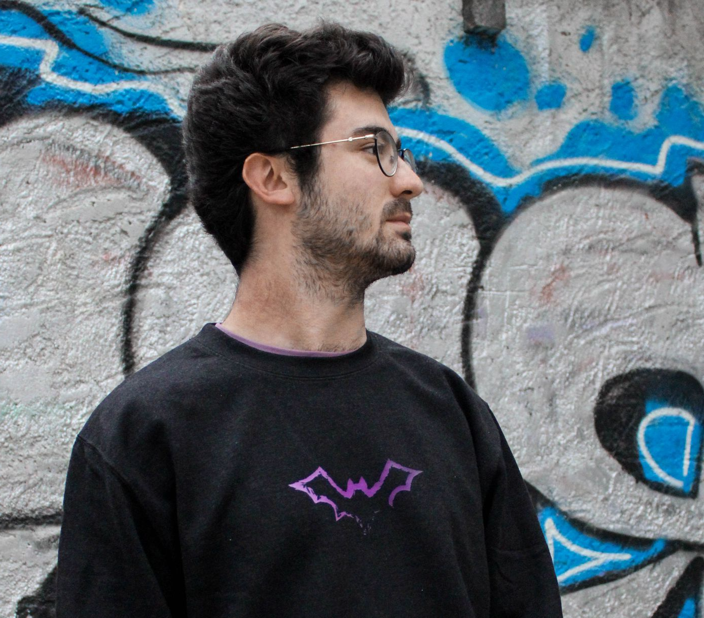 homme avec pull halloween
